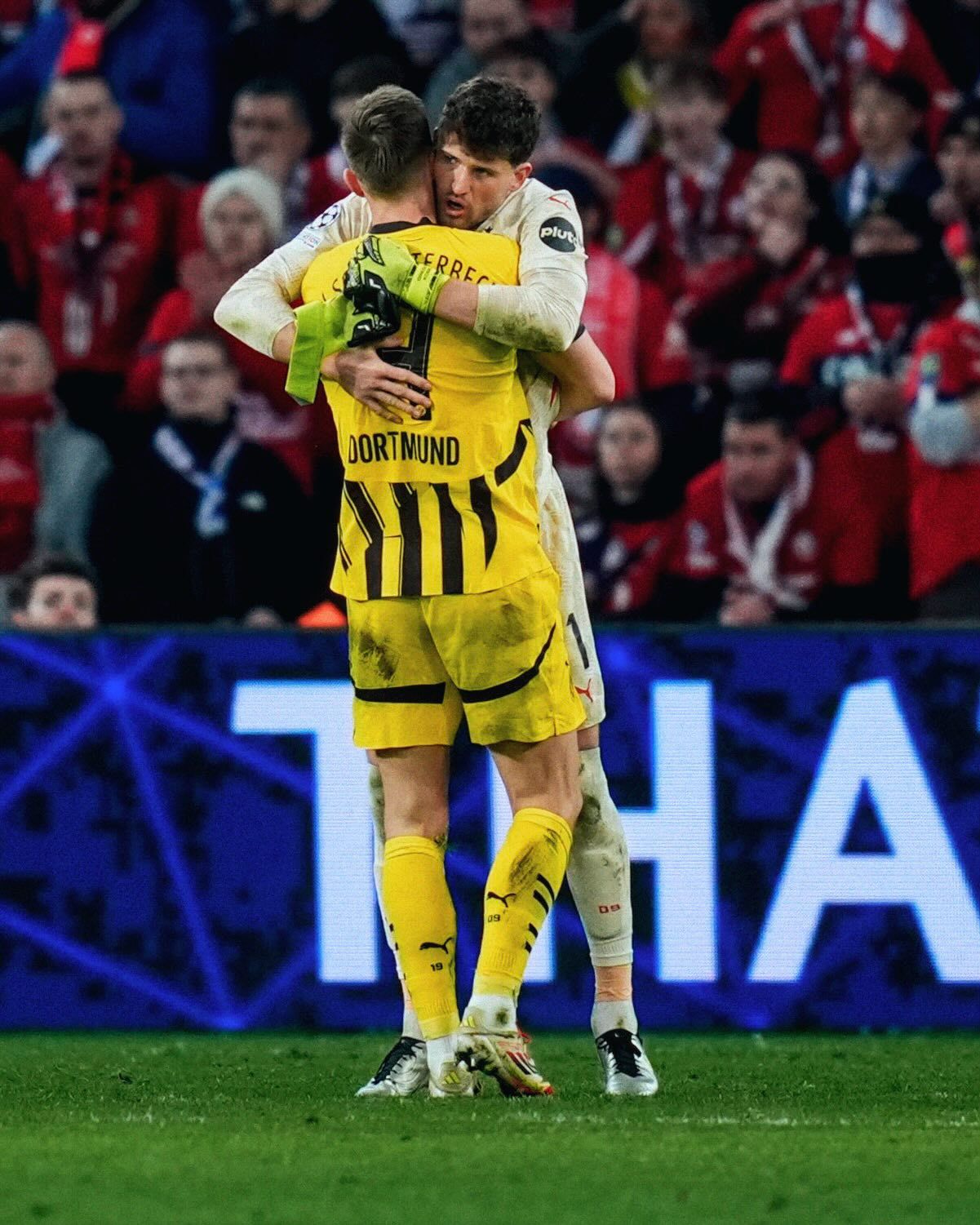 乐竟体育APP-包含赛前多特蒙德备战法国杯，防线松动细节曝光，质疑声仍在，阵容厚度经受考验的词条