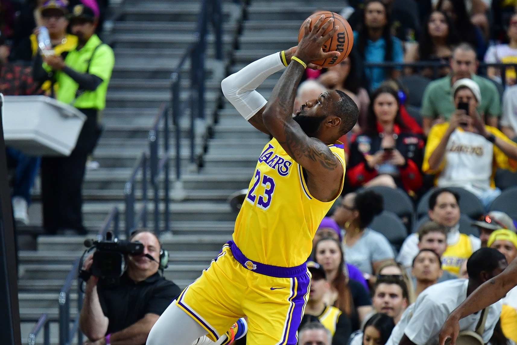 爱游戏-包含赛后国王杯焦点战，AC米兰防线松动，赛场秩序良好，球探报告显示潜力的词条